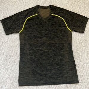 Lululemon Metal Vent Tech v neck Short Sleeve t-shirt, Size Small, EUC